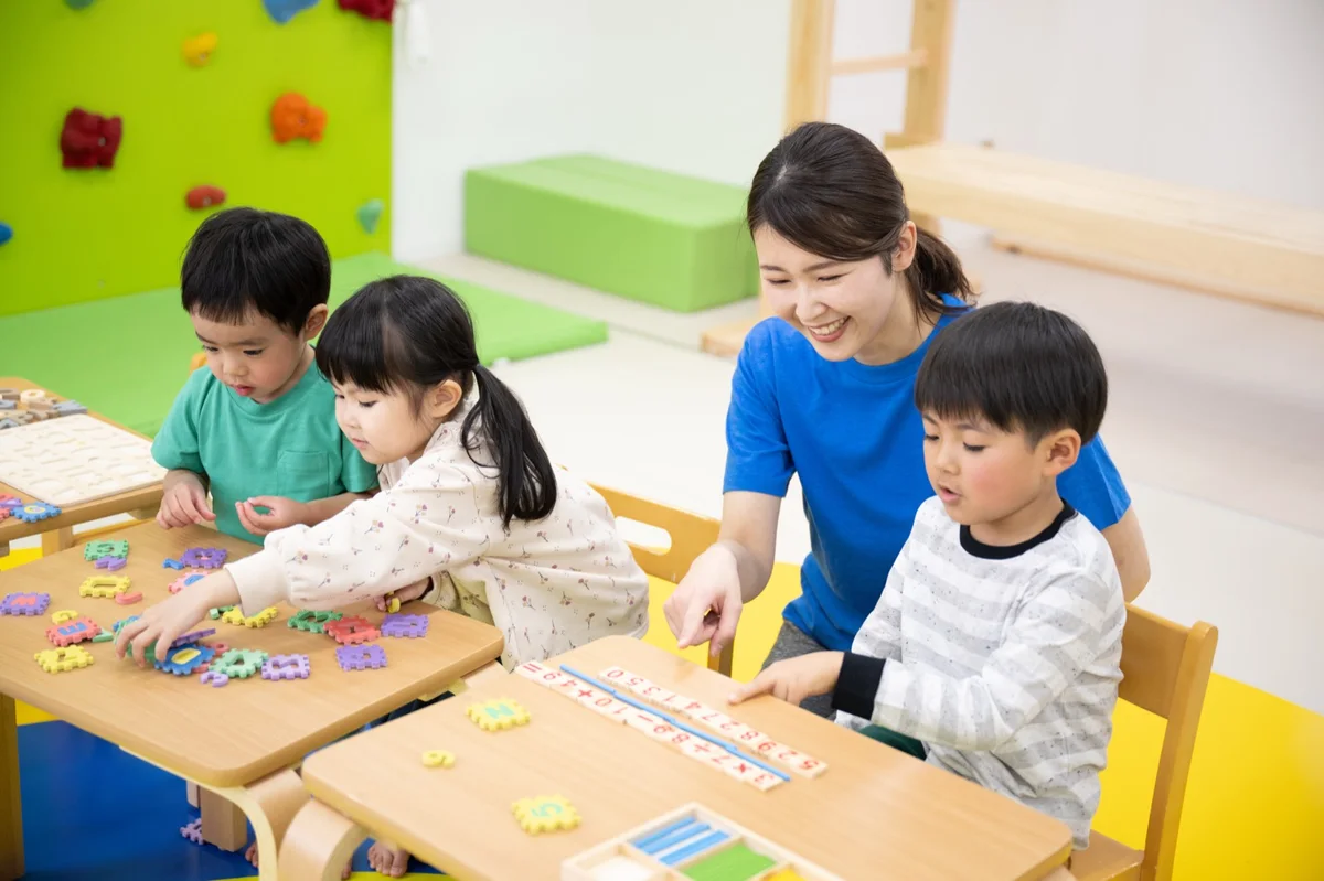 先生と一緒に教材で学ぶ子どもたち