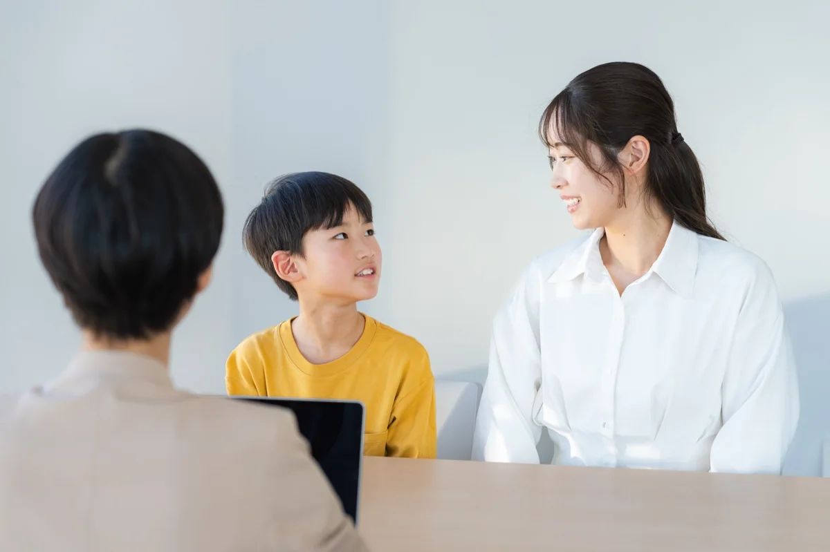カウンセラーと話す母と息子