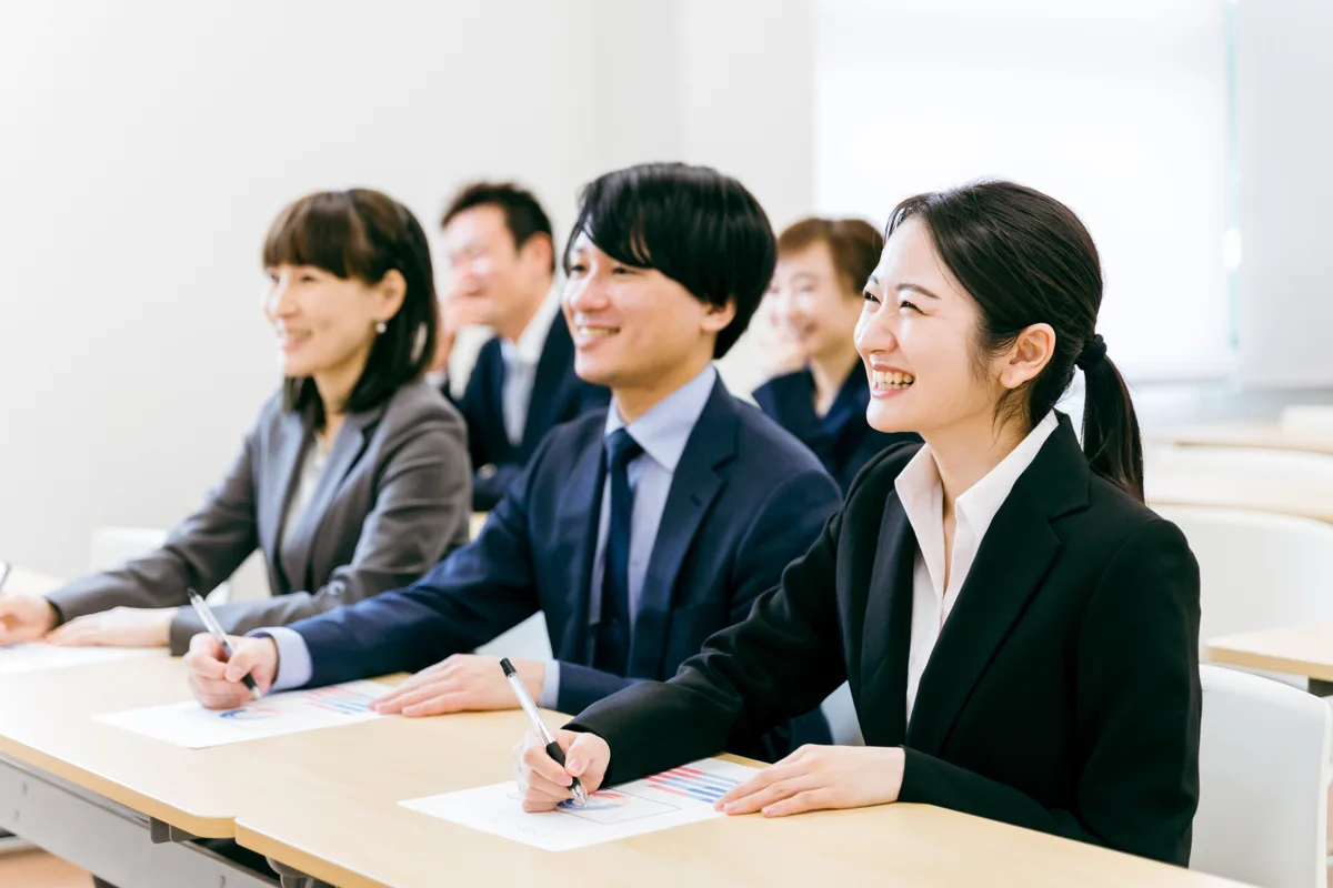 研修を受ける日本人の社会人たち
