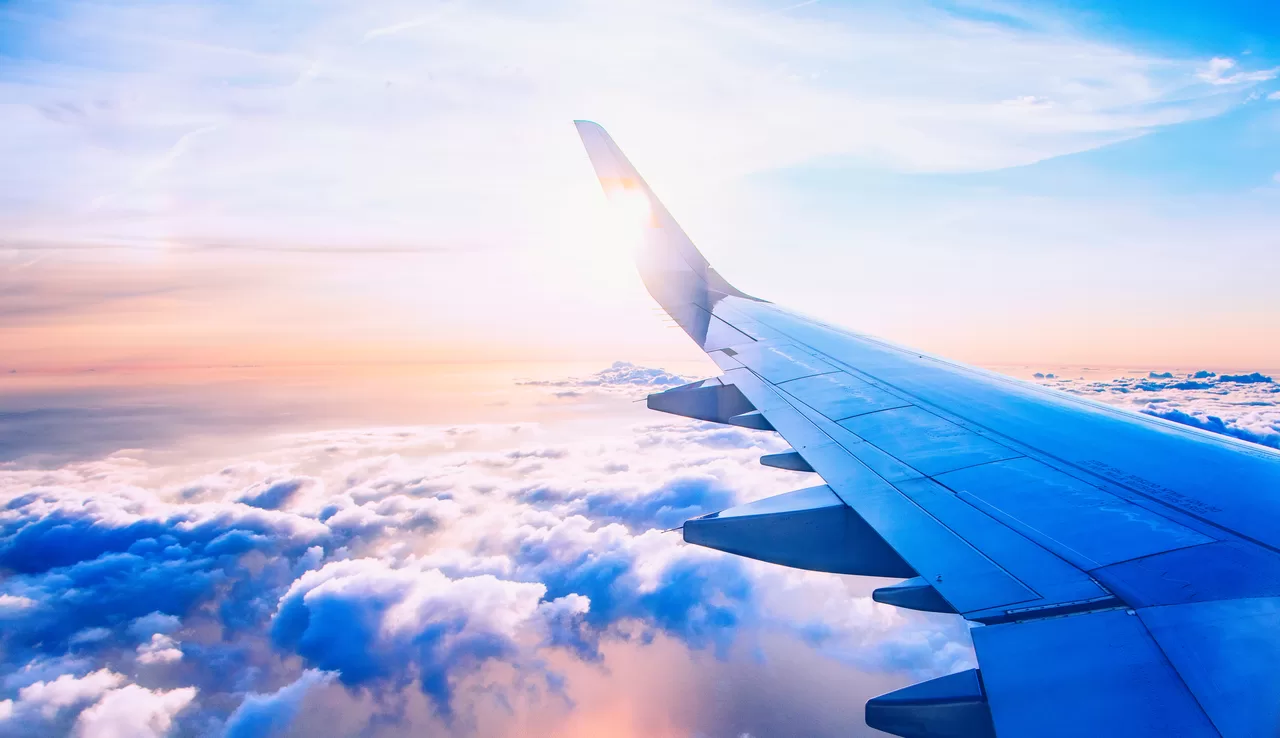 飛行機で渡航するイメージ